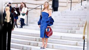 Die Influencerin Xenia Adonts in leuchtenden Juwel-Tönen bei der Fashion Week in Paris.