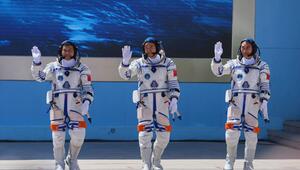 Drei chinesische Astronauten starten ins All