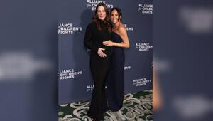 Herzogin Meghan (r.) und Kelly McKee Zajfen bei der Gala in Beverly Hills.