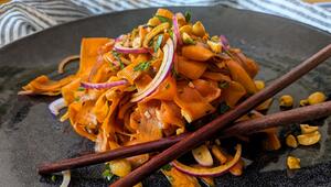 Ein Teller mit Karottensalat im Asia-Style steht auf dem Tisch