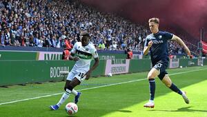 Noel Aseko und Oliver Olsen gehen in den Zweikampf.