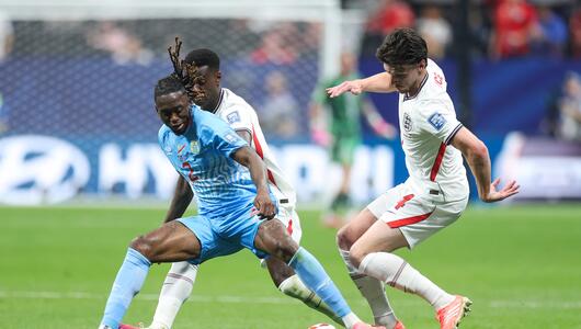 Aaron Wan-Bissaka und Declan Rice kämpfen um den Ball.
