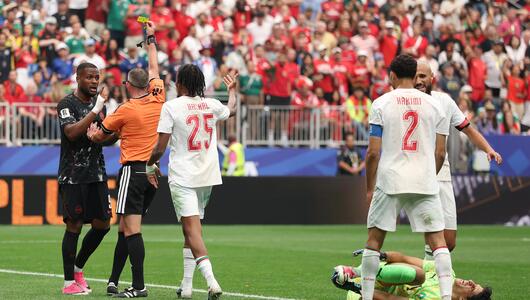 Michael Oliver zeigt Kanadas Cyle Larin die Gelbe Karte.
