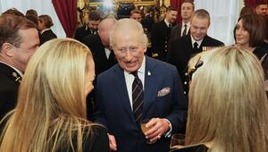 König Charles III. feiert mit Seeleuten der Besatzung des Flugzeugträger-Flaggschiffs der Royal ...