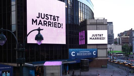 Vor dem Madison Square Garden wurde mit dem Schriftzug "JUST&T MARRIED!" die Hochzeit von Taylor ...