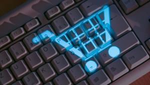Symbol eines Einkaufskorbs leuchtet auf einer Computertastatur