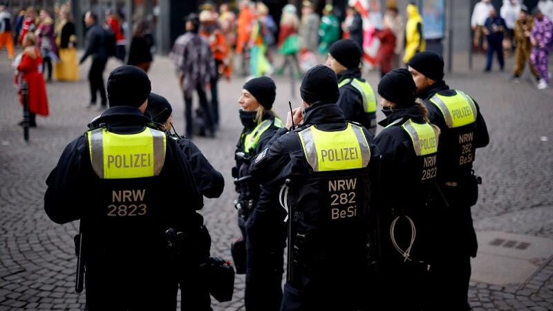 Die Polizisten sorgen an Karneval in Köln für Sicherheit.