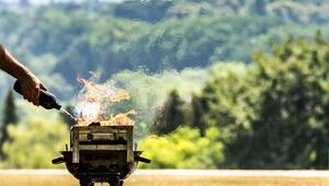Mann entzündet ein Feuer an einem Grill