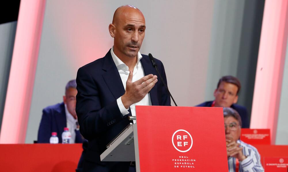 Luis Rubiales spricht im Rahmen einer Versammlung des Fußballverbands