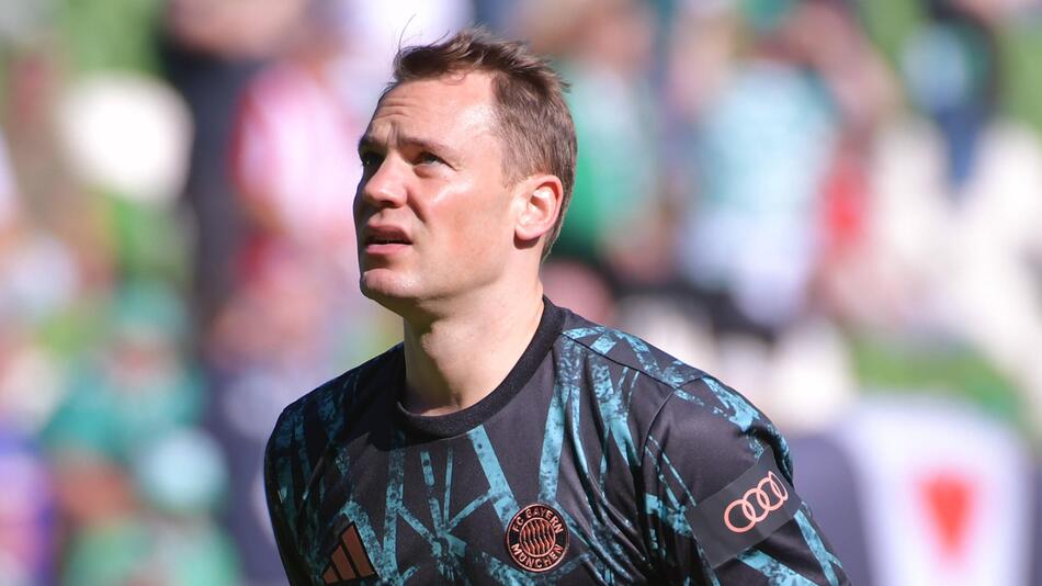 Bayern-Torwart Manuel Neuer blickt vor dem Spiel in Bremen gen Himmel