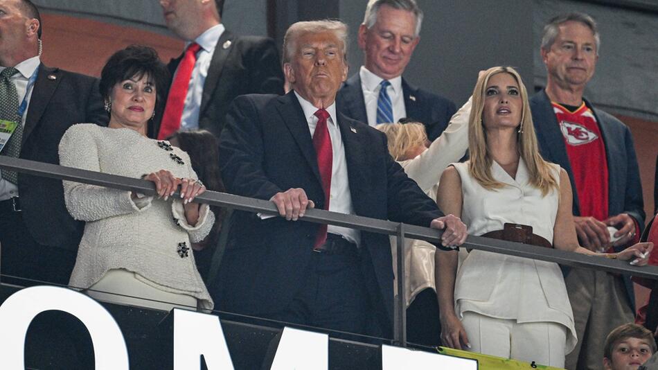 Donald Trump und Ivanka Trump beim Super Bowl in New Orleans.