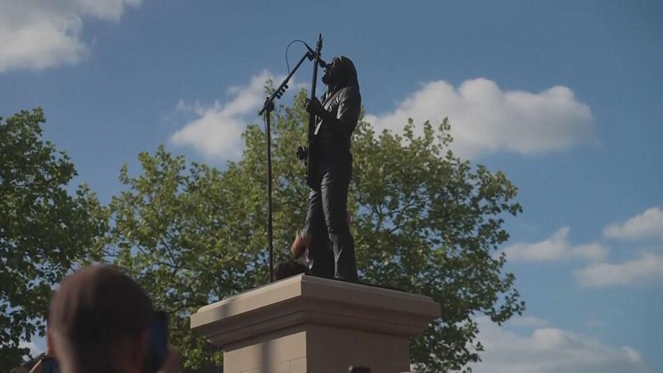 Motörhead-Ikone verewigt: Lemmy-Statue mit Asche in Heimatstadt enthüllt