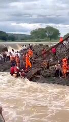Brücke stürzt in reißenden Fluss: Tote und viele Verletzte in Indien