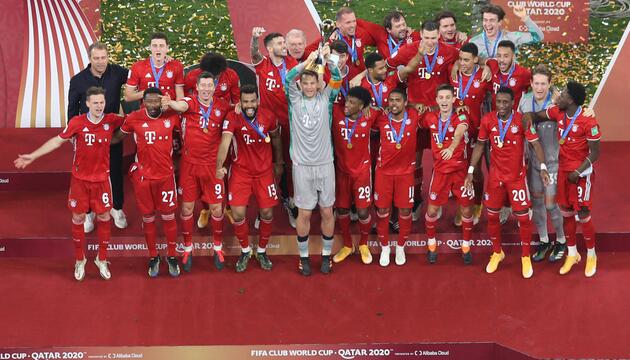Die Spieler des FC Bayern feiern den Titel bei der Klub-WM 2020.