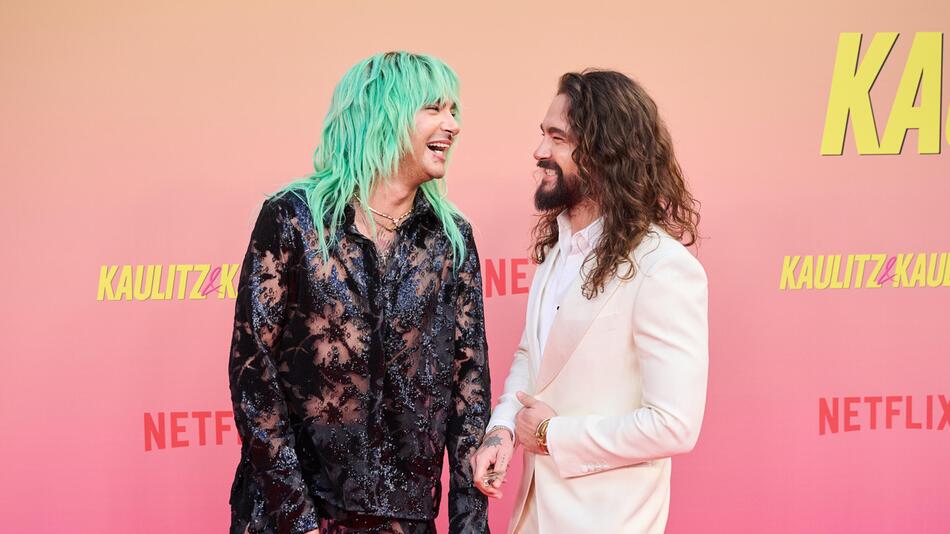 Bill im Glitzerlook, Tom im weißen Anzug – die Kaulitz-Zwillinge lachen sich an.