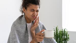 Frau mit Zahnschmerzen