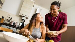 Ein Paar beim Kochen