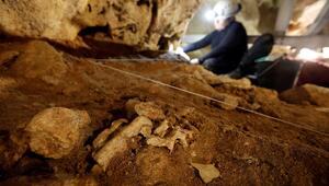 Ausgrabungen in einer Höhle