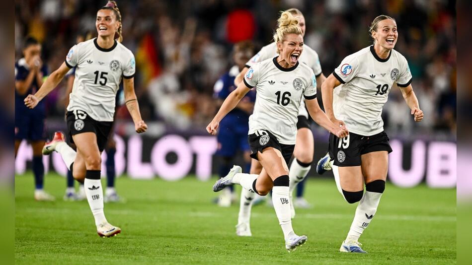 Die DFB-Fußballerinnen feiern nach dem Viertelfinalsieg gegen Frankreich. Am 23. Juli treten sie ...