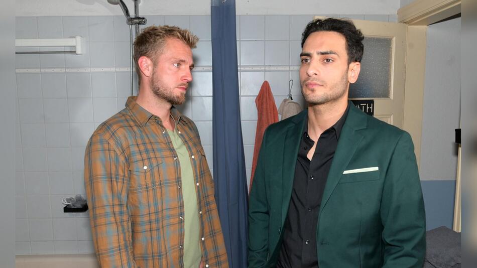 "GZSZ": Paul (l.) merkt, dass Nihat in Gedanken noch bei Lilly ist.