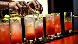 Barkeeper mixt Cocktails