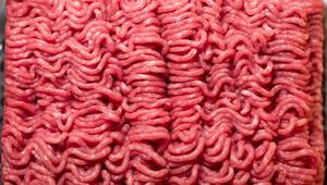 Rinderhackfleisch aus dem Supermarkt liegt in einer Schale