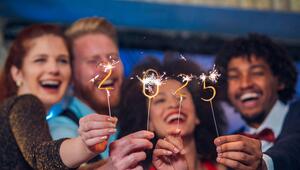 Freunde feiern Silvester