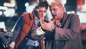 40 Jahre ist dieser Blick auf die Uhr von Marty McFly (Michael J. Fox, l.) und Doc Brown ...