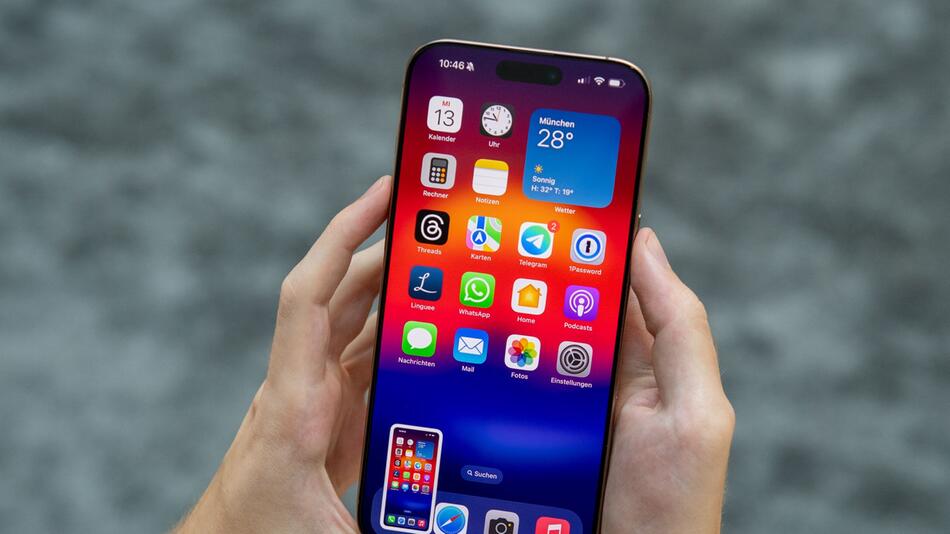 Ein Mann macht einen Screenshot auf einem Smartphone