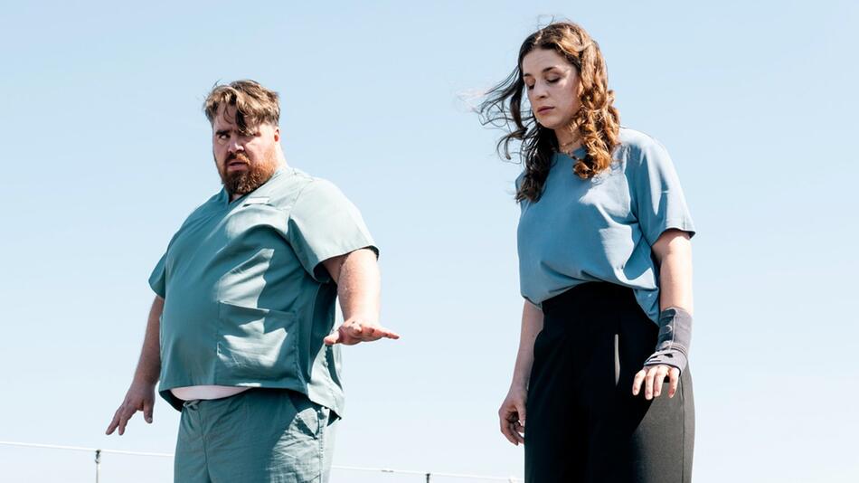 "David und Goliath: Therapie und Praxis": Dina Schwarz (Lou Strenger, r.) versucht Nathan Freye ...
