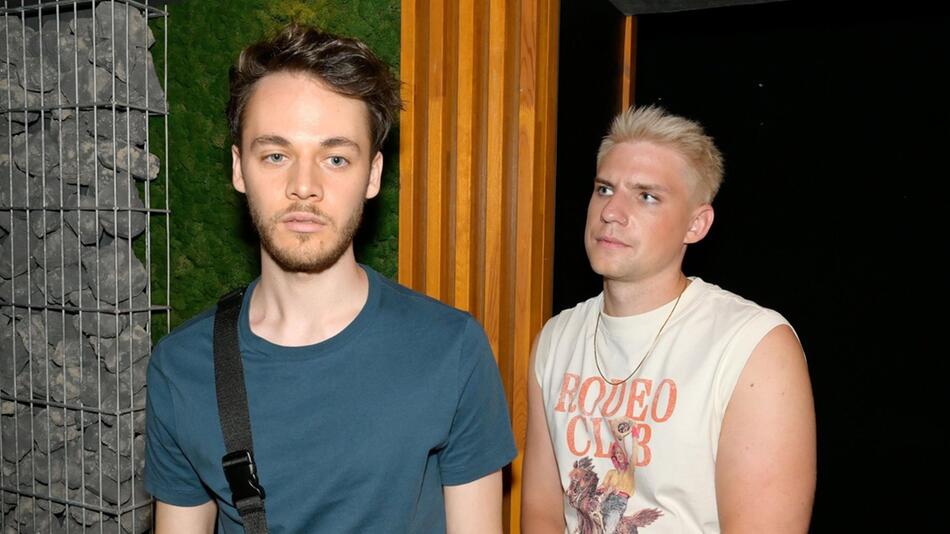 "GZSZ": Moritz (r.) nimmt Robins (l.) Entschuldigung an.