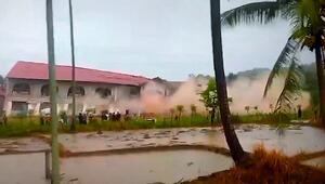 Boden unterspült: Riesiges Schulgebäude stürzt in reißenden Fluss