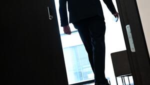 Mann verlässt einen Konferenzraum