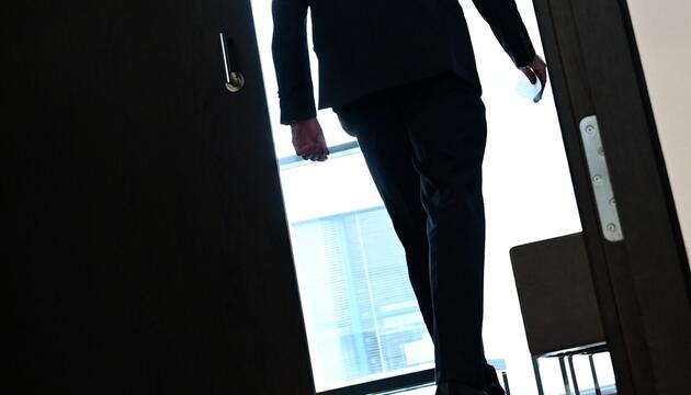 Mann verlässt einen Konferenzraum