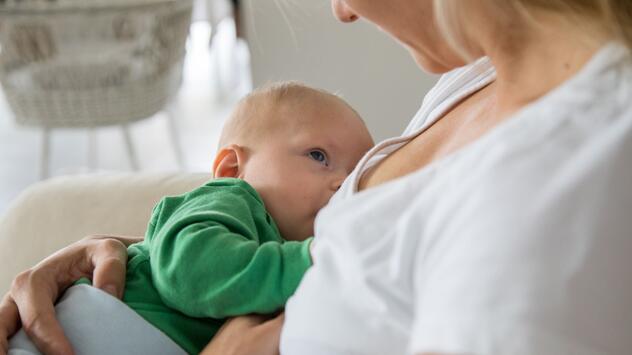 Eine Frau stillt ihr Baby