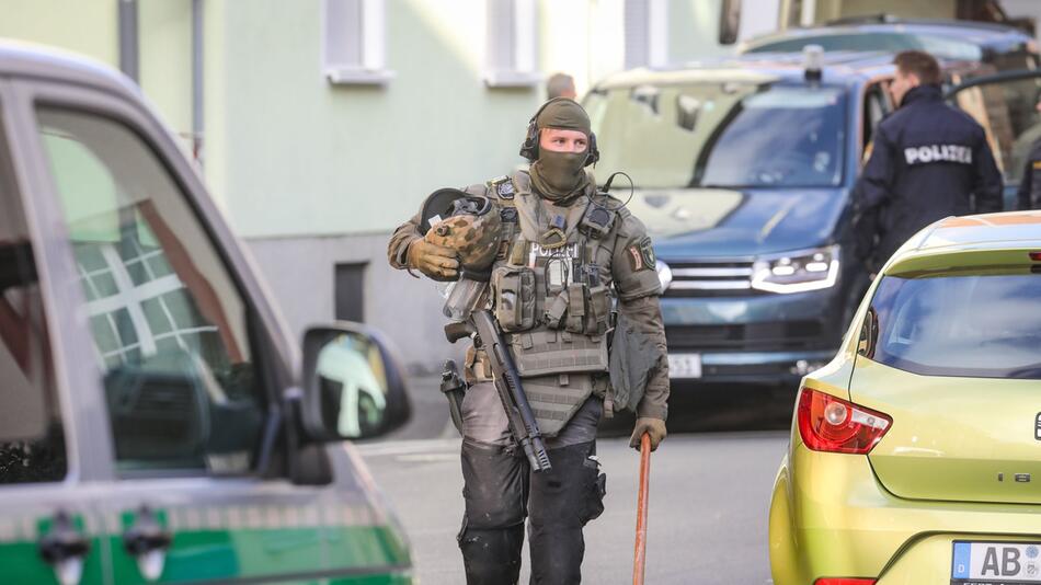 Mann verschanzt sich in Gebäude