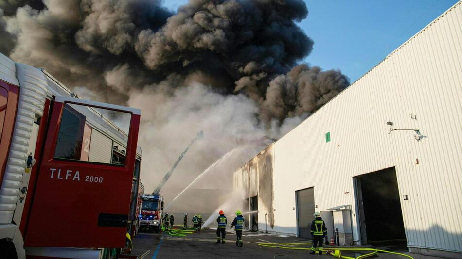 Einsturzgefahr in Lagerhalle in Biedermannsdorf nach Großbrand