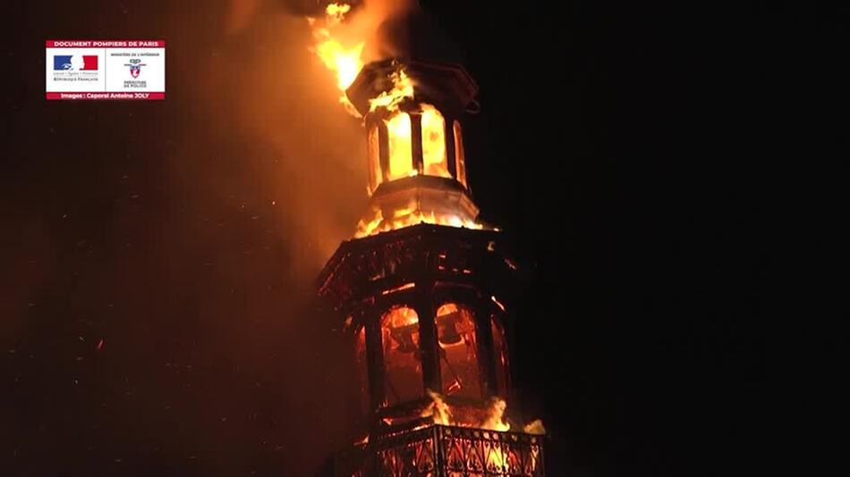 Historisches Rathaus in Paris in Flammen