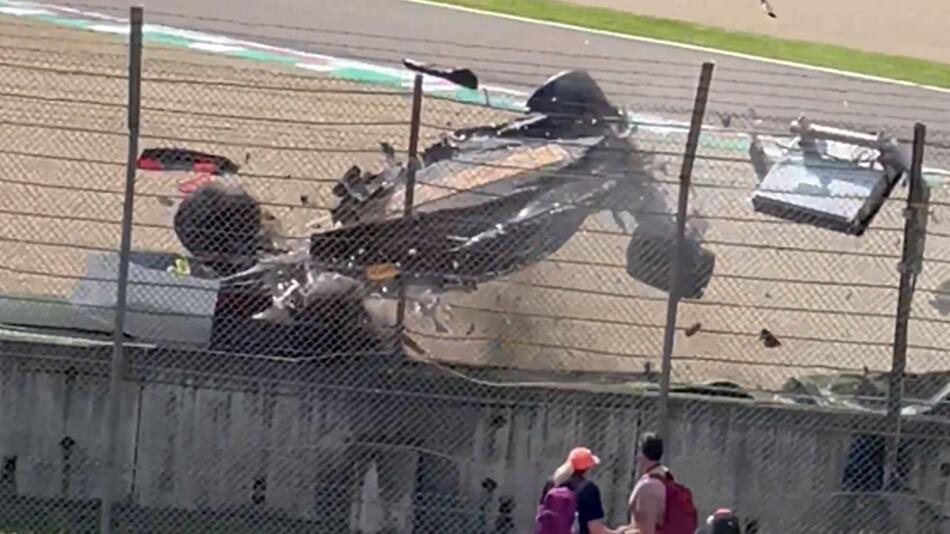 Zuschauer filmte mit: Formel-1-Pilot Yuki Tsunoda kracht in Fangzaun