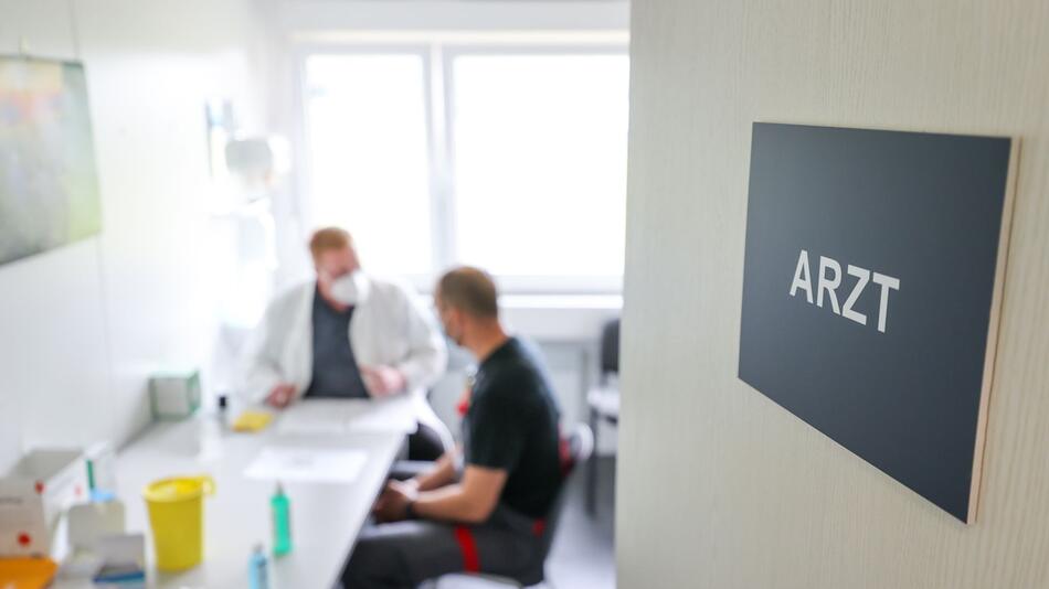 Ein Arbeiter beim Betriebsarzt