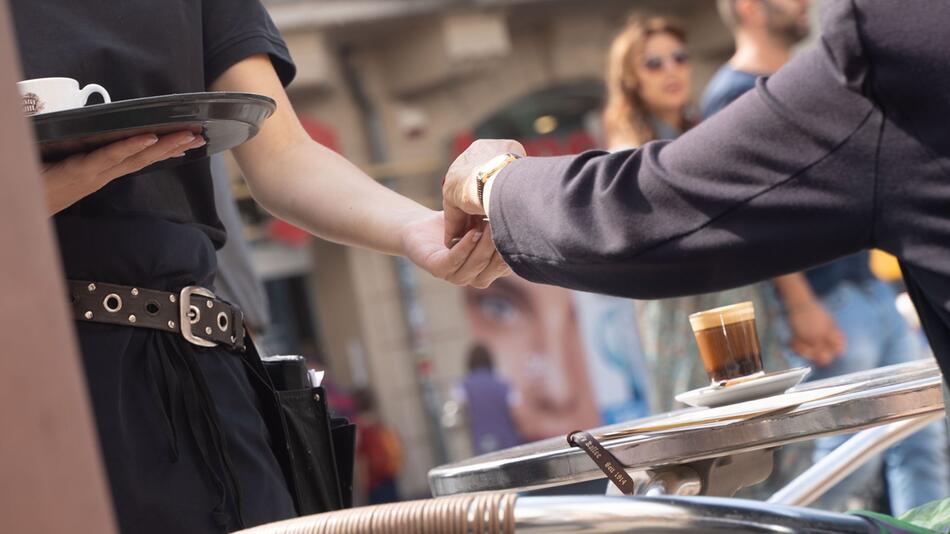 Studentin bedient in einem Cafe