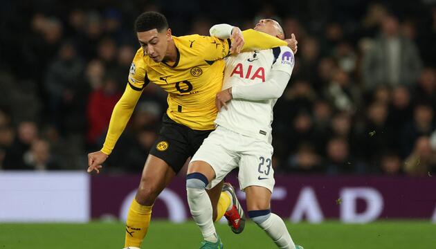 Jobe Bellingham spielt den Ball.