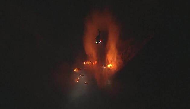 Feuer neben dem Highway: Flammen fressen sich durch County in Kalifornien 