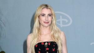 Emma Roberts hat sich auf ihrer Hochzeit unter anderem in Schwarz gezeigt.