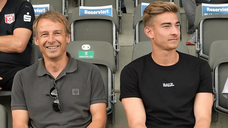 Jürgen Klinsmanns (li.) Sohn Jonathan steht für FC Cesena zwischen den Pfosten.