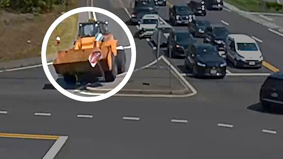 27 Tonnen außer Kontrolle: Radlader rast durch Verkehr