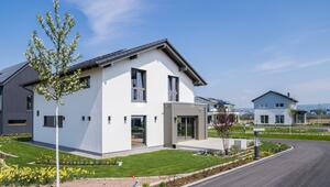 Ein Einfamilienhaus steht an einer Straße