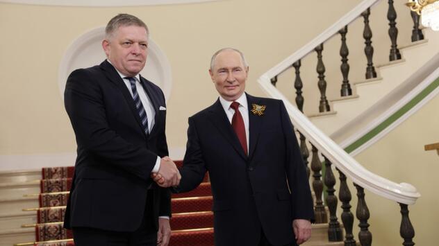 Wladimir Putin begrüßt den Robert Fico.