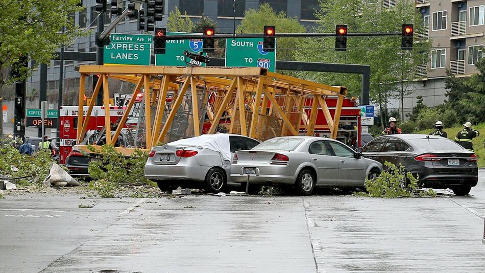 Baukran in Seattle auf Straße gestürzt