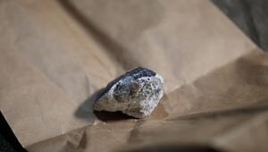 Teile eines Meteorit liegen in Koblenz auf einer Papiertüte